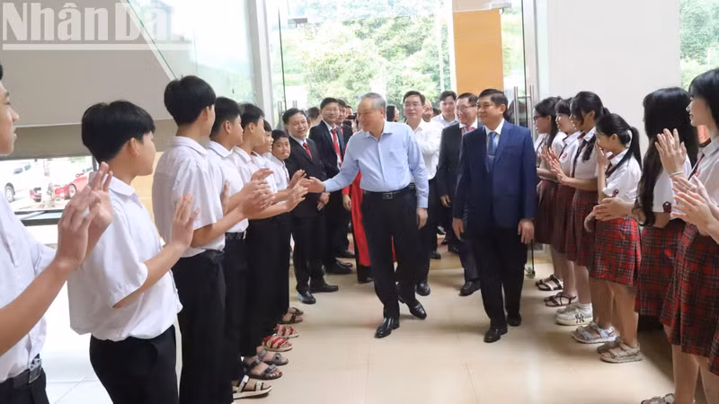 越南政府常务副总理阮和平同黄越学校学生。