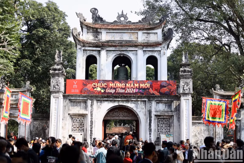 新年求字是越南的传统习俗，体现了对知识的尊重，也用言语传达了新年的愿望。 因此，新年伊始，很多人都会选择去文庙-国子监求字，祈求新的一年学习进步、事业有成。
