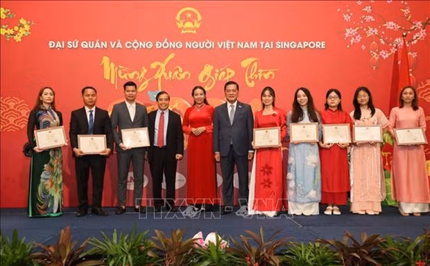 越南驻新加坡大使梅福勇向为优秀越南人和越南留学生授予奖状。