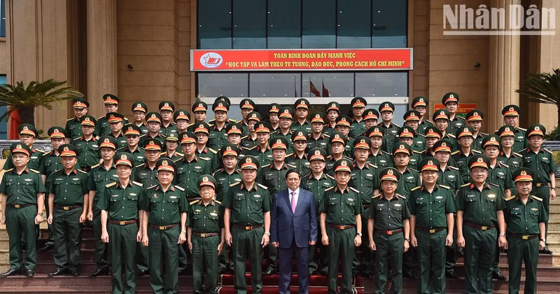 范明正总理造访第十二兵团【组图】