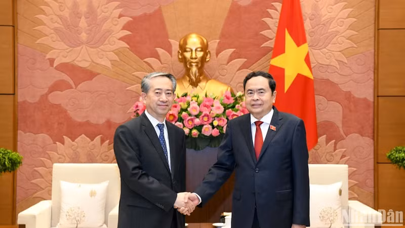 越南国会主席陈青敏与中国驻越南大使熊波。