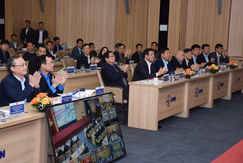 范明正总理及各位代表出席会议。