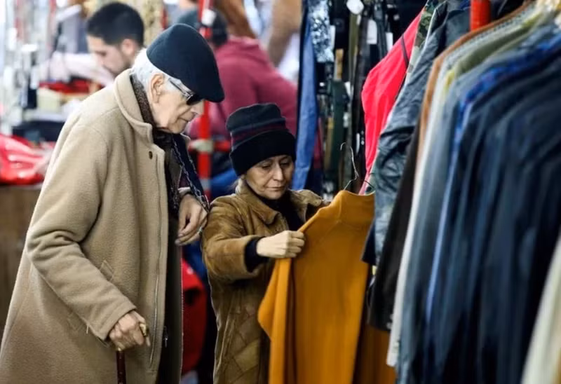 阿根廷首都布宜诺斯艾利斯人民在一家二手衣服商店购物。 （图片来源：路透社）