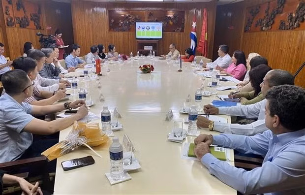越共中央委员、同奈省委书记阮红岭会见比那尔德里奥(Pinar del Río)省委第一书记亚米莱·拉莫斯·科尔德罗。 越共中央委员、同奈省委书记阮红岭会见比那尔德里奥(Pinar del Río)省委第一书记亚米莱·拉莫斯·科尔德罗。