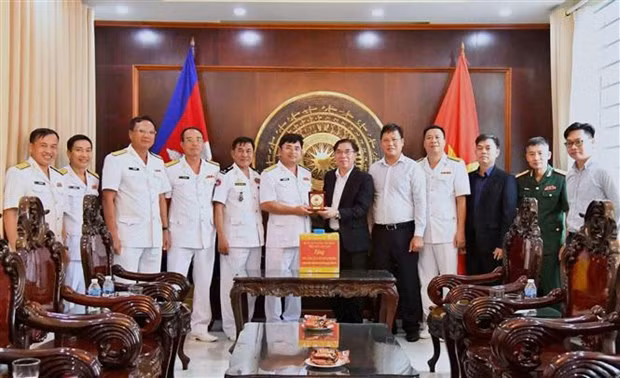 越南人民海军第五区工作代表团探访越南驻西哈努克省总领事馆。
