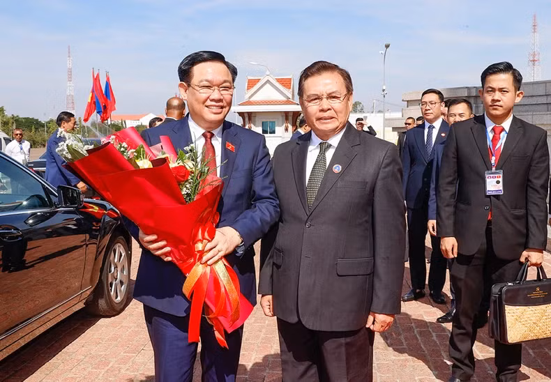 老挝国会主席赛宋蓬·丰威汉与越南国会主席王廷惠。 老挝国会主席赛宋蓬·丰威汉与越南国会主席王廷惠。