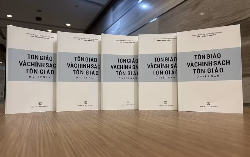 《越南宗教和宗教政策》白皮正式发布。（图片来源：国际报）