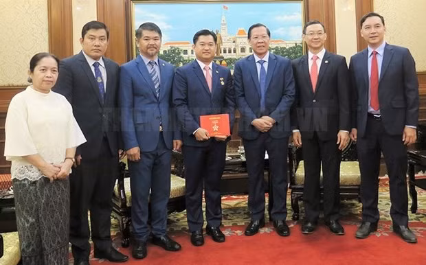 双方代表合影。