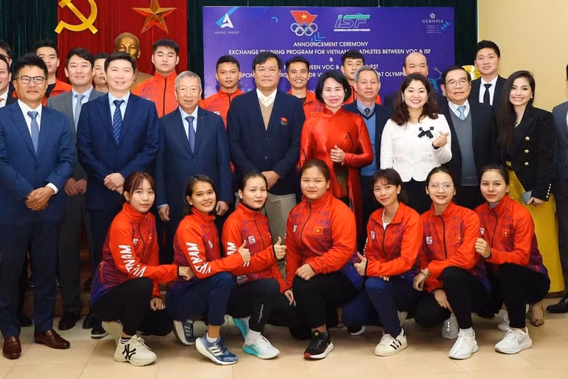 越南奥林匹克委员会与Asong Invest有限责任公司签署合作协议。（图片来源：zing.vn）