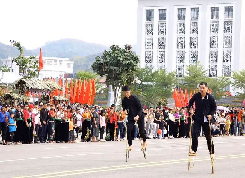 [Ảnh] Sôi động Lễ hội hoa ban thành phố Sơn La ảnh 11