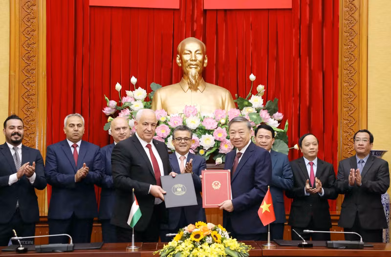 越南公安部部长苏林与巴勒斯坦国内政部部长齐亚德·哈巴瑞签署了关于预防打击犯罪的合作协议。（图片来源：越通社）