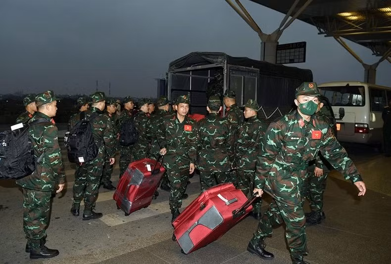 工兵司令部战士们进入内排国际机场。