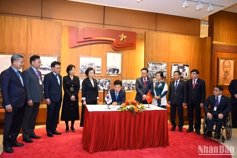 越南国会主席王廷惠举行仪式欢迎韩国国会议长金振杓并同其会谈【组图】 ảnh 6