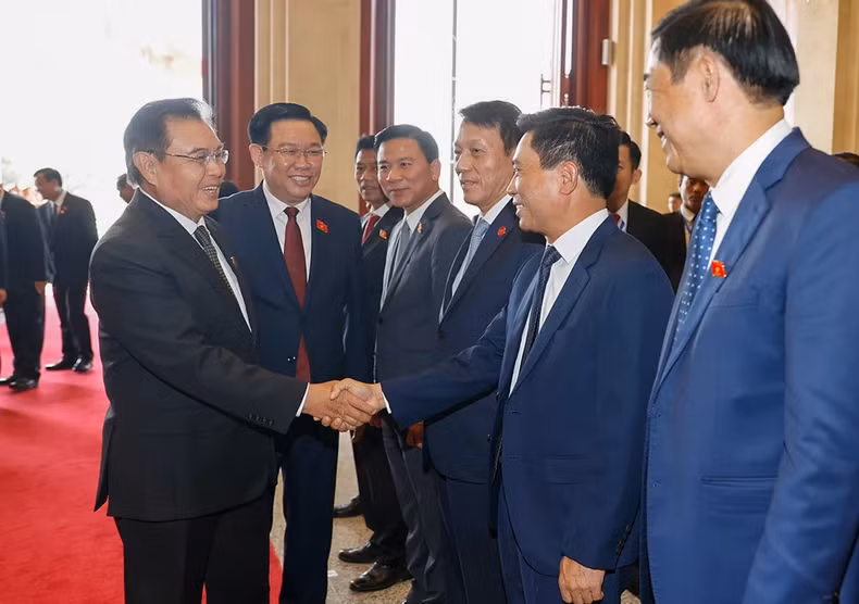 越南国会主席王廷惠向老挝国会主席赛宋蓬·丰威汉介绍越南国会代表团的成员。 越南国会主席王廷惠向老挝国会主席赛宋蓬·丰威汉介绍越南国会代表团的成员。