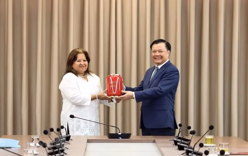 河内市委书记丁进勇向古巴妇女联合会秘书长玛丽亚·特雷莎·阿马雷尔·布埃赠送纪念品。（图片来源：越通社）