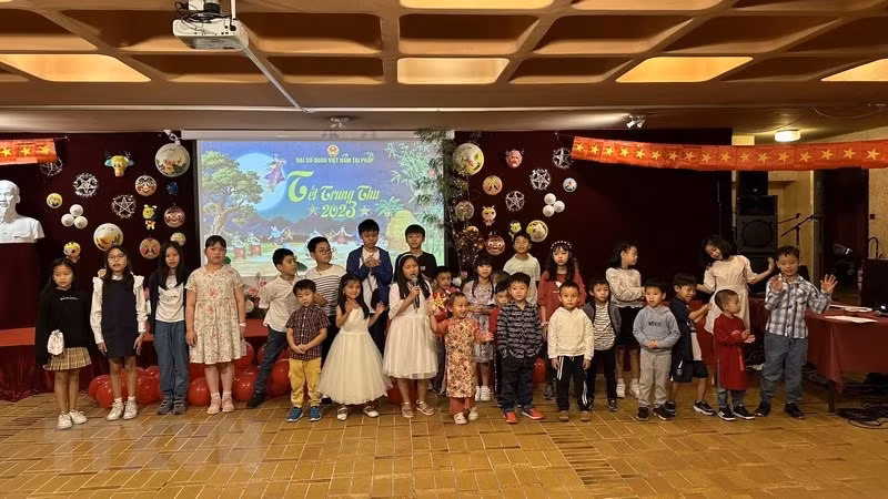 旅法越南人协会与越南文化中心联合举办中秋节活动。（图片来源：越通社）