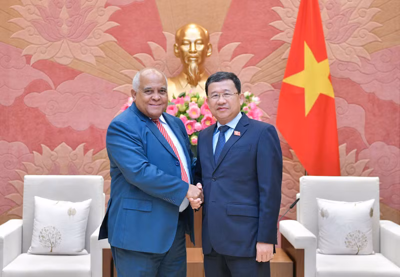 越南国会对外委员会主任武海河会见古巴驻越南大使奥兰多·尼古拉斯