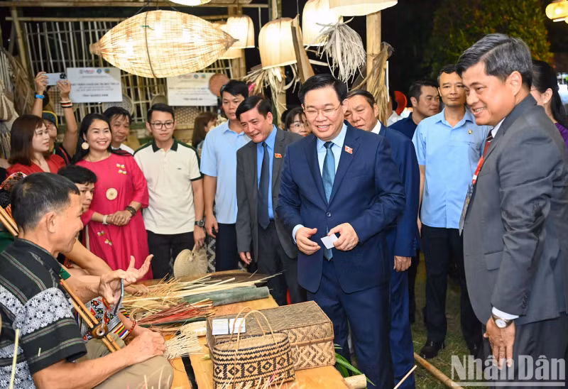 国会主席王廷惠参观2023年越南手工艺村保护与发展节的展位。 国会主席王廷惠参观2023年越南手工艺村保护与发展节的展位。