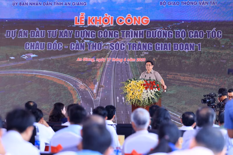 越南政府总理范明正出席洲笃-芹苴-朔庄高速公路建设投资项目一期4个子项目的开工令。（图片来源：VGP）