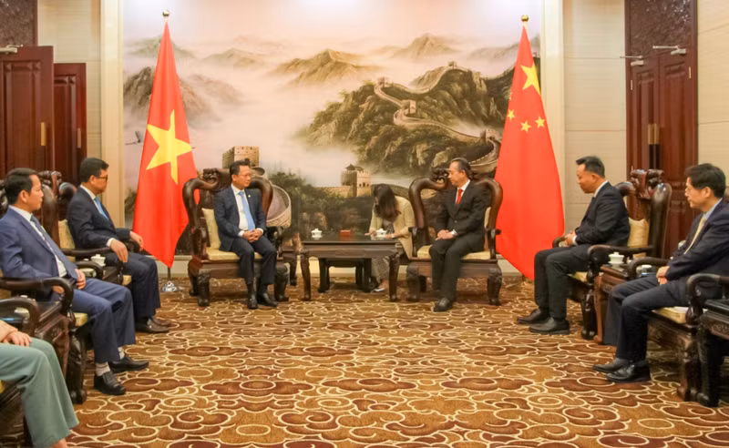 中国驻越南大使熊波会见前来祝贺的广宁省领导代表团。
