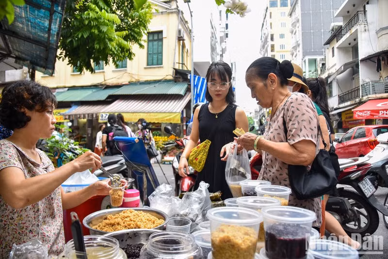 市场上买卖气氛热闹非凡，糯米酒酿仍是今年端午节最吸引买家的商品。