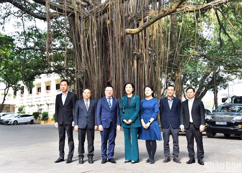 双方代表合影留念。