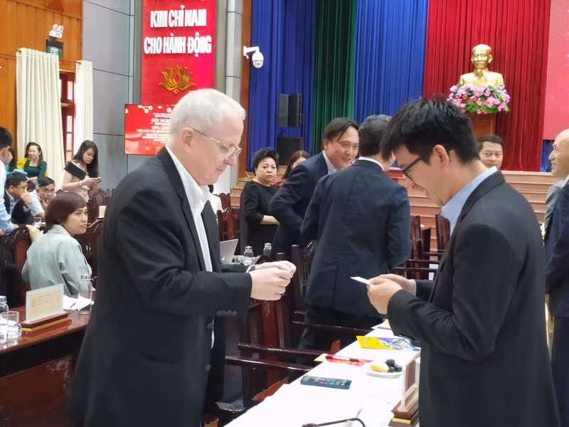 各位代表在会上交流。
