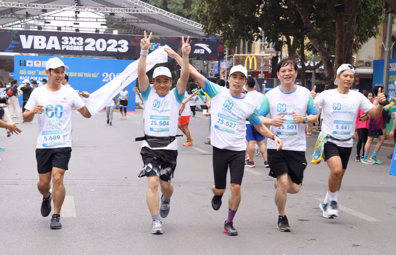 1000多名专业和业余运动员参加全长5公里的跑步比赛。 1000多名专业和业余运动员参加全长5公里的跑步比赛。
