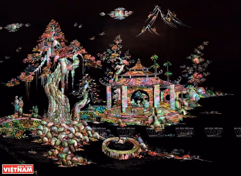 制作一副螺钿画并不是工匠们简单地按照模板雕琢、镶嵌,它更像一个艺术创作过程。 制作一副螺钿画并不是工匠们简单地按照模板雕琢、镶嵌,它更像一个艺术创作过程。