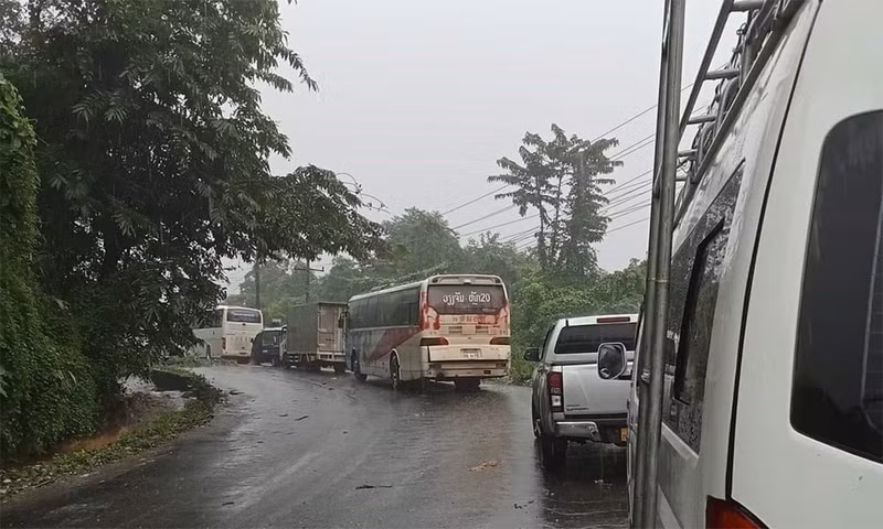 在连接老挝波里坎塞省与越南河静省的8号国道发生严重山体滑坡，导致多处路段被封锁。（图片来源：越通社）