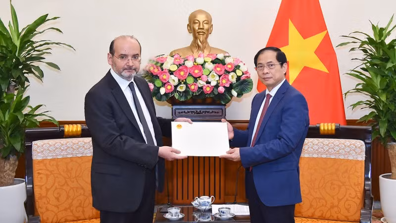 越南外交部长裴青山会见土耳其驻越大使哈尔登·特克内奇。