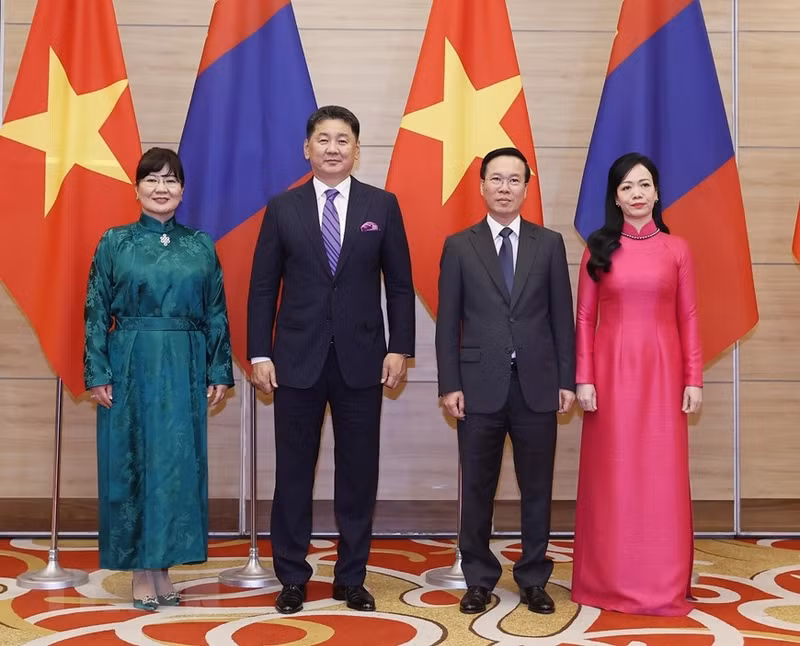 越南国家主席武文赏（右二）和夫人（右一）、 蒙古国总统呼日勒苏赫（左二）和夫人（左一）。（图片来源：越通社）