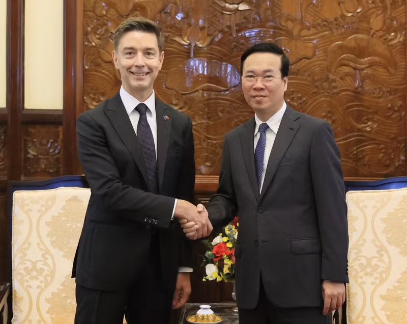 武文赏主席与欧盟驻越大使朱利安·盖里尔。