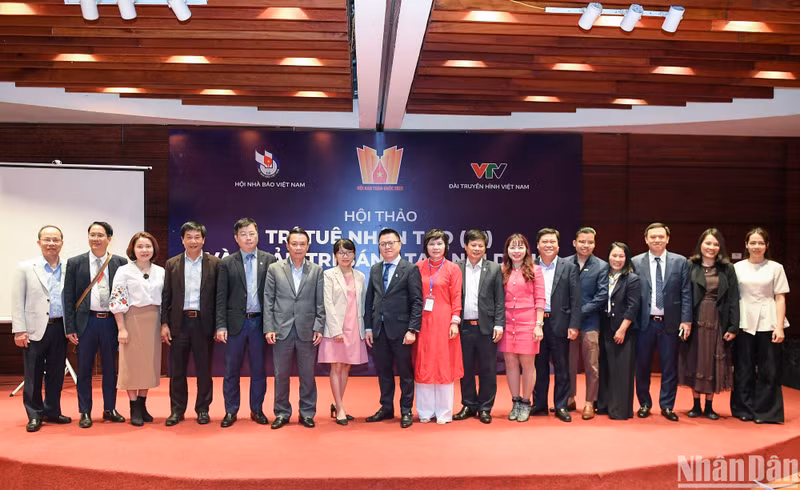 各位代表在研讨会上合影留念。