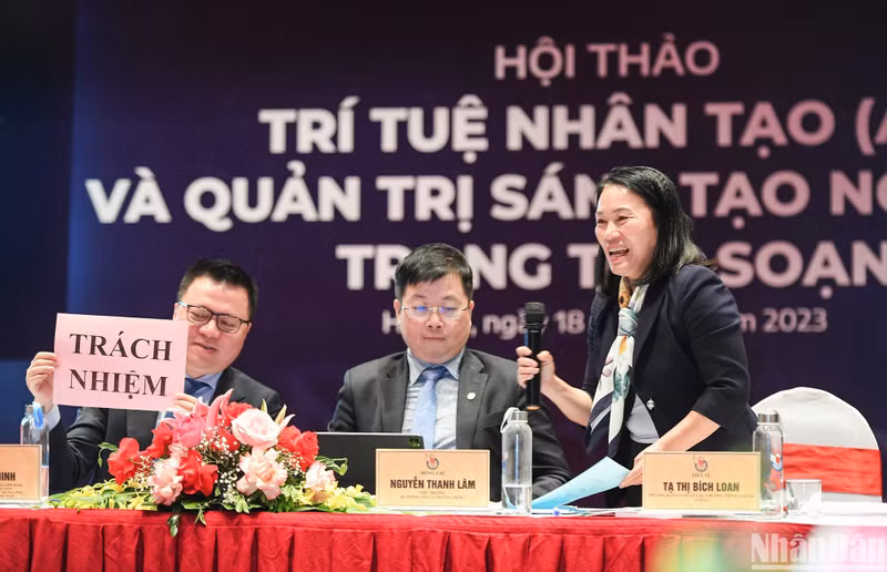 越南电视台娱乐节目制作部负责人谢氏碧兰记者 协调了会议的讨论环节。