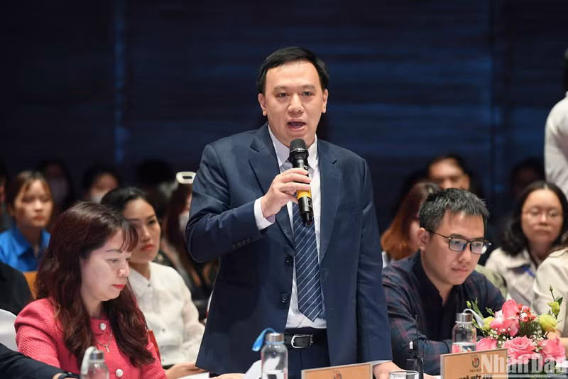 越南《人民报》的人民报网络部副主任吴越英分享使用人工智能创建内容的国际经验。