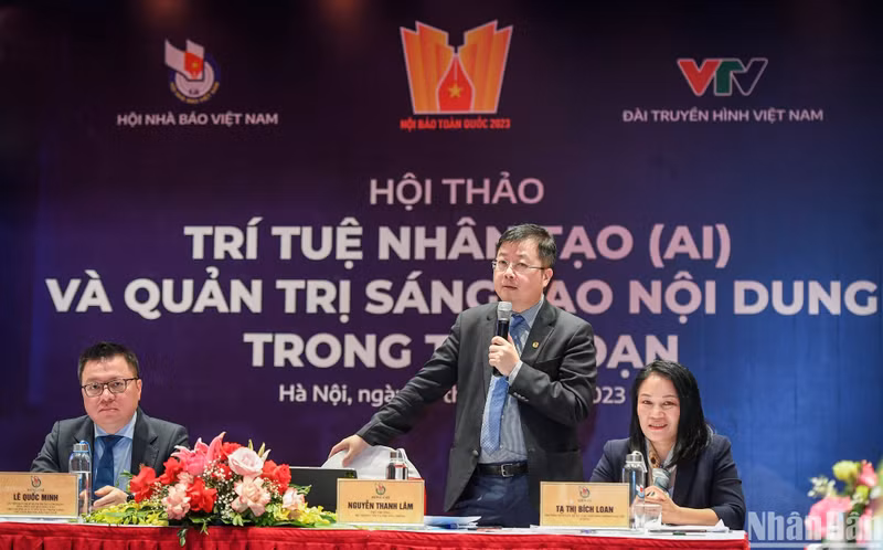越南通信传媒部副部长阮青林发表题为“ChatGPT现象：在其核心价值基础上转变数字新闻经济模式”的演讲。