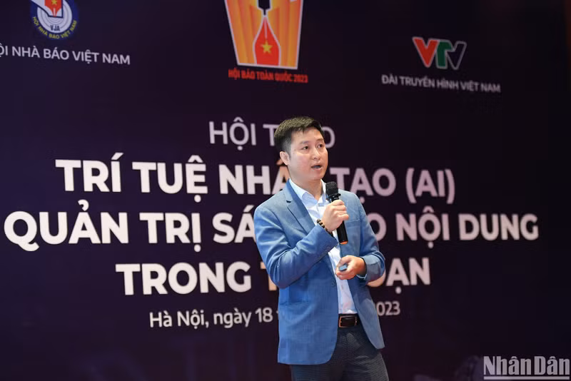越南通讯社VietnamPlus电子报副总编辑记者阮黄日发表“从编辑室管理的角度看VietnamPlus电子报的聊天机器人应用”的演讲。