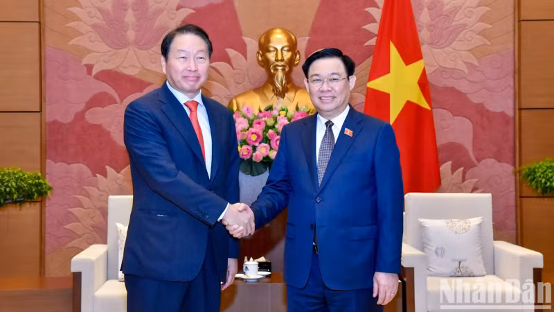 越南国会主席王廷惠会见韩国SK集团会长崔泰源。