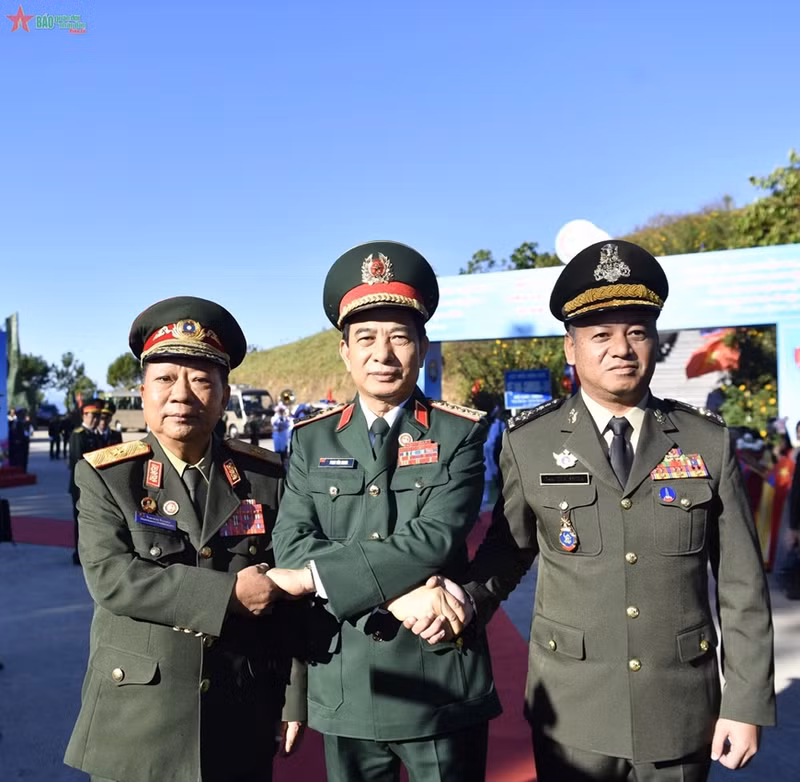 越南国防部部长潘文江大将、老挝国防部部长占沙蒙·占雅拉大将和柬埔寨国防大臣迪西哈大将。 越南国防部部长潘文江大将、老挝国防部部长占沙蒙·占雅拉大将和柬埔寨国防大臣迪西哈大将。