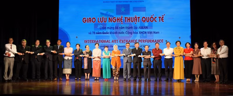 出席艺术交流会的代表们合影。
