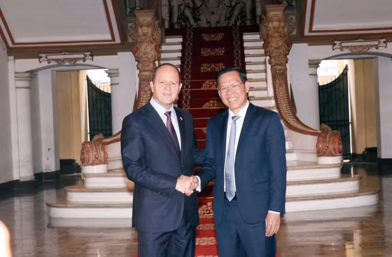 胡志明市人民委员会主席潘文（右）与以色列经济产业部长尼尔·巴尔卡特。（图片来源：越通社）