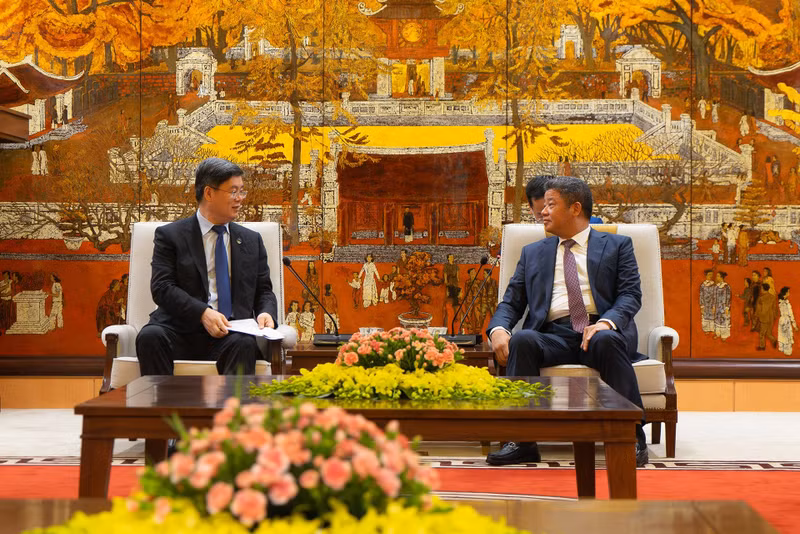 河内市人民委员会副主席阮孟权会见中国深圳市市委副书记、市长覃伟中。（图片来源：新河内报）