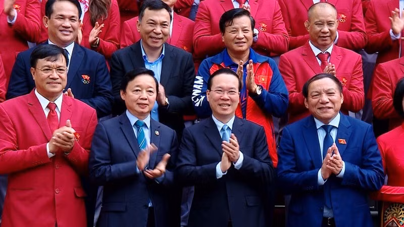 越南国家主席武文赏与第32届东运会越南体育代表团代表合影。