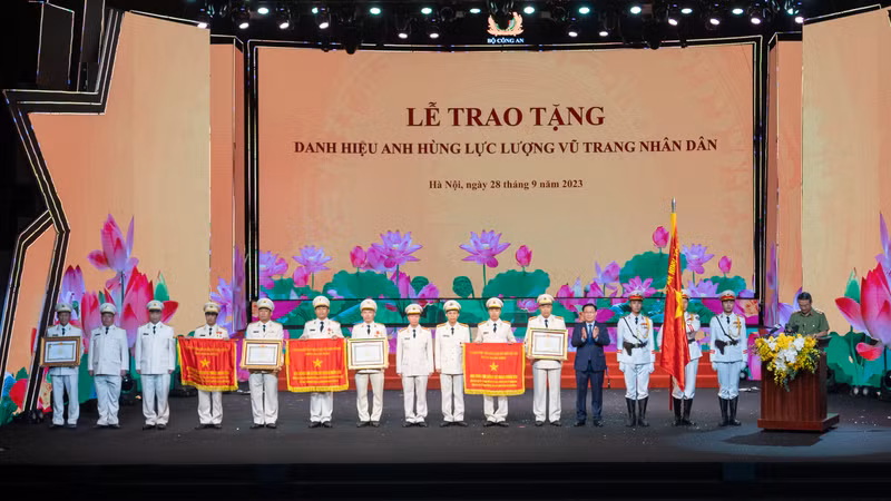 国会主席王廷惠向公安部门各机关和个人给予表彰和授予人民武装力量英雄称号。（图片来源：国会官网）