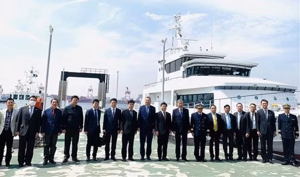 越南公安部长苏林访问日本海岸警卫队。（图片来源：越通社）