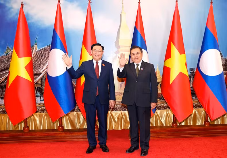 越南国会主席王廷惠与老挝国会主席赛宋蓬·丰威汉合影。 越南国会主席王廷惠与老挝国会主席赛宋蓬·丰威汉合影。