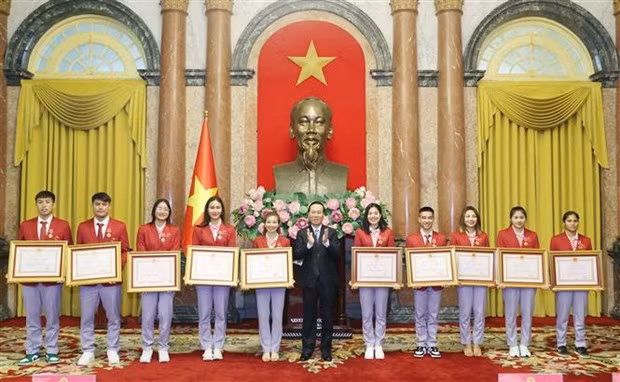 国家主席武文赏向越南体育代表团在各项目取得优异成绩的其他运动员授予37个三等劳动勋章。
