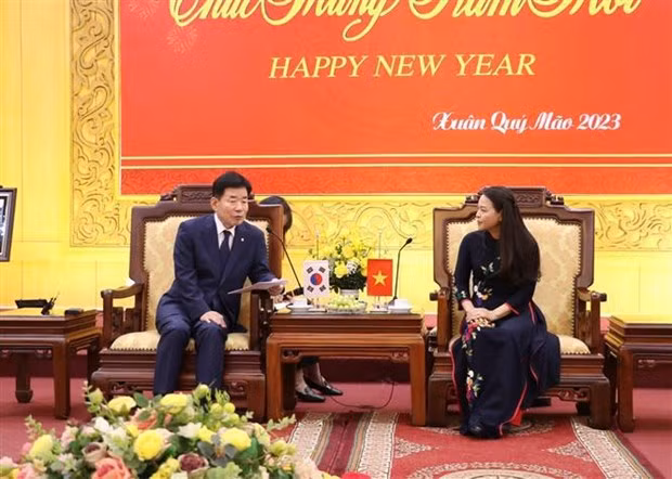 韩国国会议长金振杓造访宁平省。
