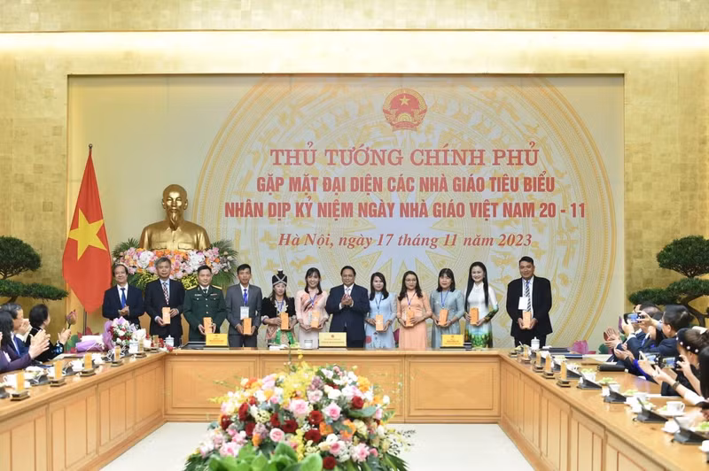 范明正总理向优秀教师们赠送礼品。（图片来源：VGP）